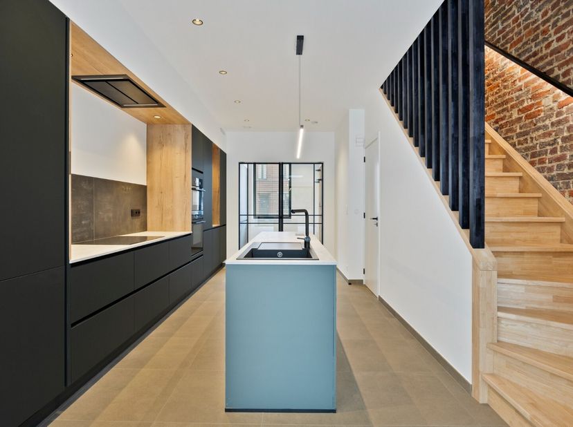 Deze woning met 3 slaapkamers, 2 badkamers, tuin en terras is gelegen in Kessel-Lo. Op slechts 10 minuten fietsen van Leuven centrum en vlak bij het H