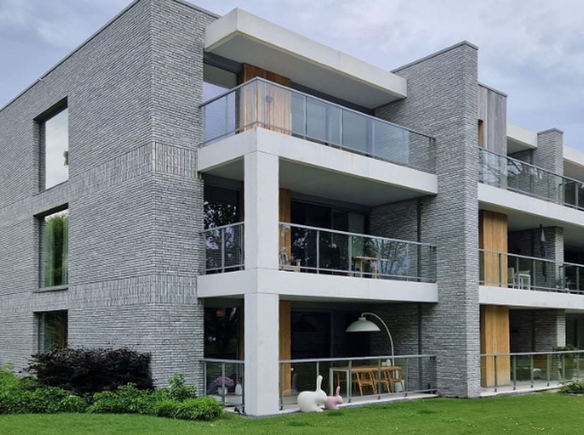 Exclusief en instapklaar hoekappartement van bouwjaar 2024 bevindt zich op de 1ste verdieping met lift en is mooi gelegen in het groene parkdomein ‘Ho