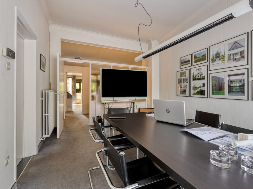 --- DE VERNIEUWING VAN HET DAK IS BEGREPEN IN DE PRIJS --- <br />
<br />
Deze woning is gunstig gelegen in het centrum van Mol, op wandelafstand van h