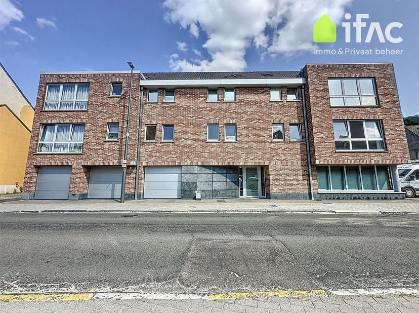 Très bien situé, local commercial (bureau possible) au centre d'Eizer.<br />
Entrée, espace de vente de 22m², débarras (200x180) avec WC et lavabo, 1