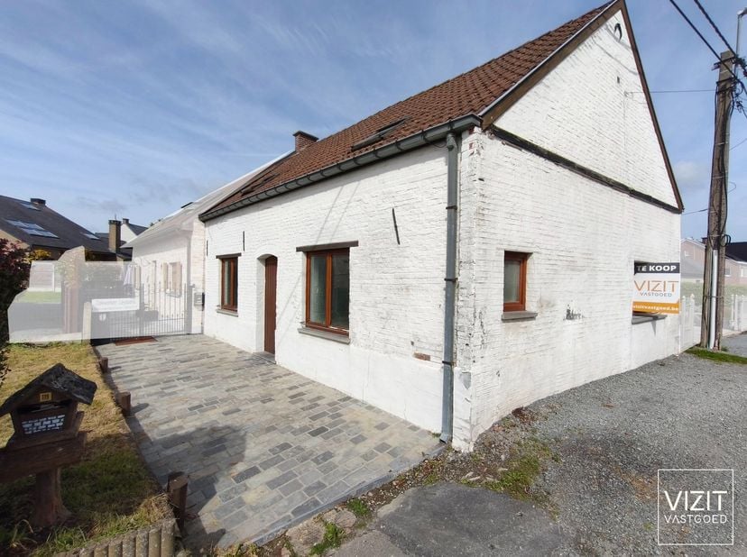 In een rustige omgeving te deelgemeente Meerbeke bevindt zich deze halfopen woning met een praktische indeling en een compacte privatieve tuin aan de