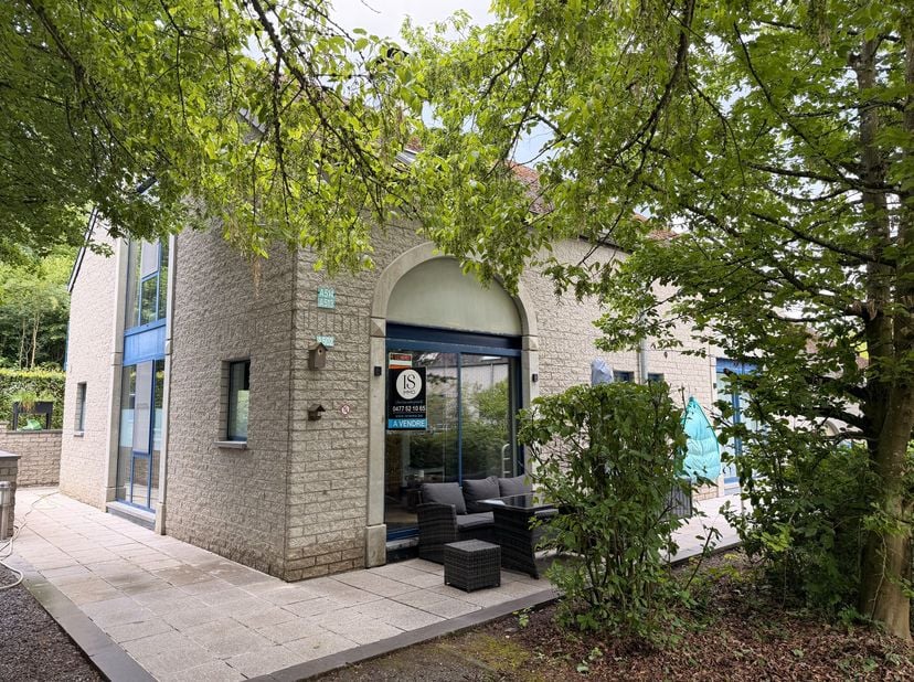 <br />
ISIMMO biedt u dit prachtige appartement met 3 slaapkamers op de begane grond van Residentie Durbuy (Bohon). Op enkele minuten stappen of fiets