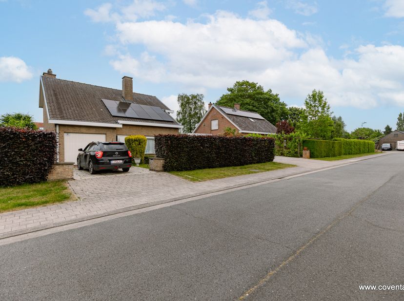 Residentieel gelegen woning te koop in Roeselare – 4 slaapkamers, tuin en garage.<br />
<br />
Op zoek naar een ruime, instapklare woning te koop in R
