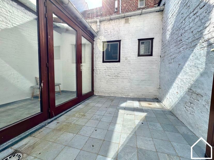 INSTAPKLARE WONING MET 5 SLPKS, 2 BADKAMERS EN TERRAS<br />
<br />
Deze woning is gelegen op 350m van de Grote Markt.  <br />
Er is geen renovatieverp