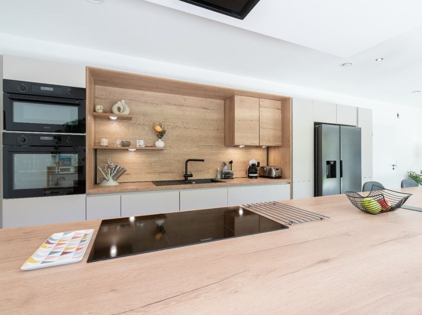 Makelaarskantoor ERA BLUX presenteert u met veel plezier deze gelijkvloerse vrijstaande woning, gebouwd in 2024, met een bewoonbare oppervlakte van 26