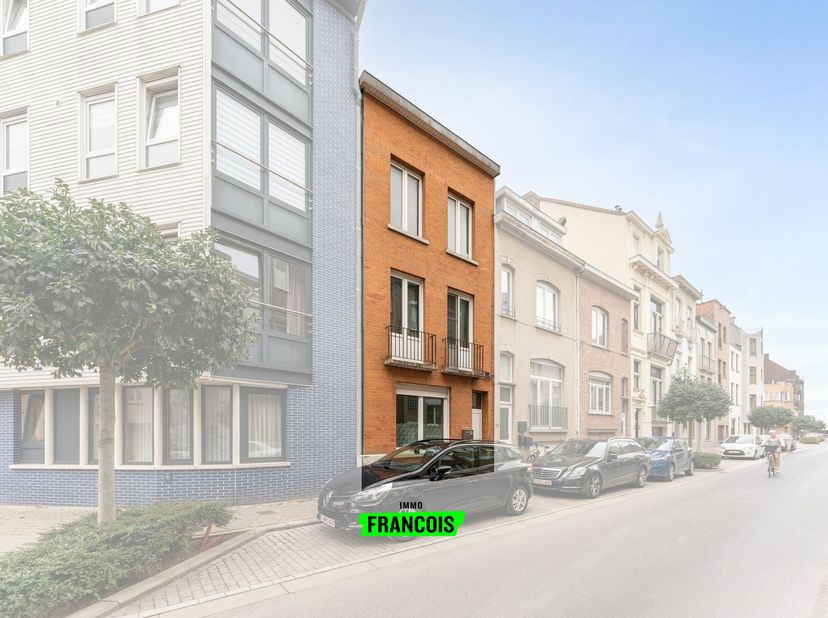 Op een boogscheut van het openbaar vervoer, diverse handelszaken, scholen en het bruisend centrum van Blankenberge vindt u deze opbrengsteigendom. Het