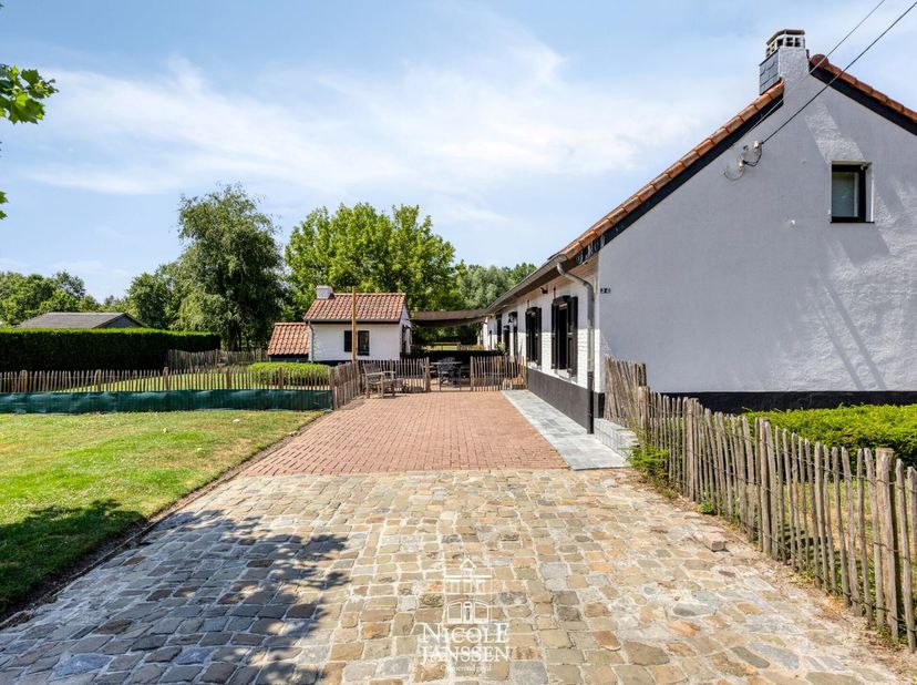 Drie degelijk gebouwde woningen, samen aangeboden als één geheel. Gelegen op ruime percelen in een groene omgeving en momenteel allemaal verhuurd. Een
