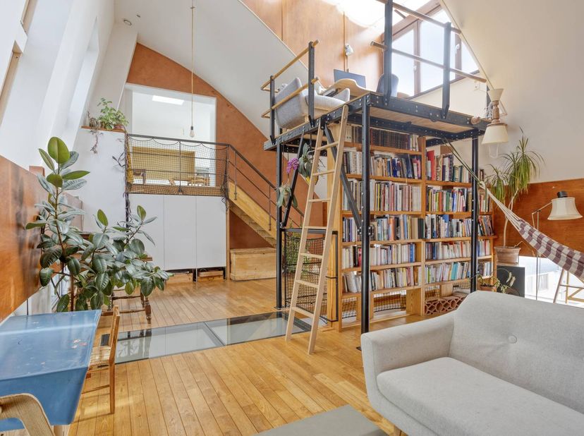 Ontdek dit unieke pand in het hart van een voormalige bottelarij! Dit volledig gerenoveerde appartement, gelegen op de 3e en tevens bovenste verdiepin