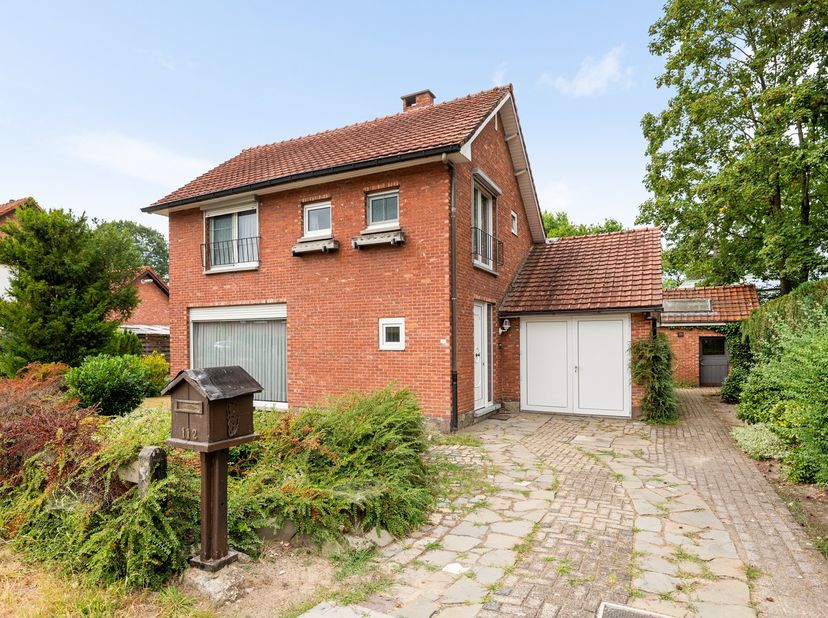 Te renoveren vrijstaande woning met 3 slaapkamers, garage en een prachtige tuin op een toplocatie in Brasschaat met uitbreidingsmogelijkheden.<br />
<