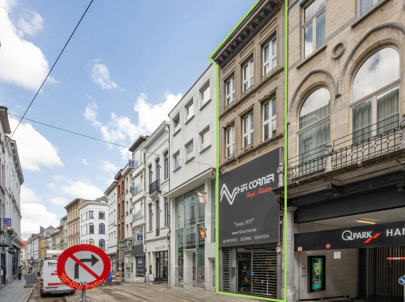 In het levendige stadscentrum van Antwerpen, op een toplocatie vlak bij de Meir, bieden wij dit karaktervolle en ruime gebouw te koop aan.<br />
<br /