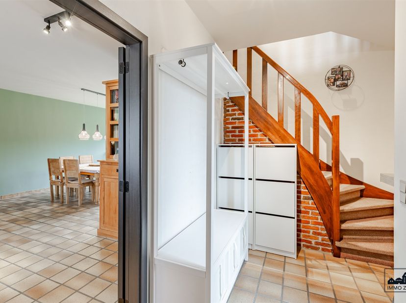 Bent u op zoek naar een instapklare, ruime gezinswoning in een rustige buurt van Sint-Niklaas? Dan is deze woning zeker iets voor u!<br />
<br />
De