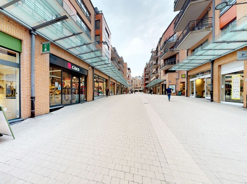 Commerce à louer – Emplacement exceptionnel en plein cœur de Louvain-La-Neuve<br />
Situé à une adresse emblématique, Rue Charlemagne, ce commerce bén