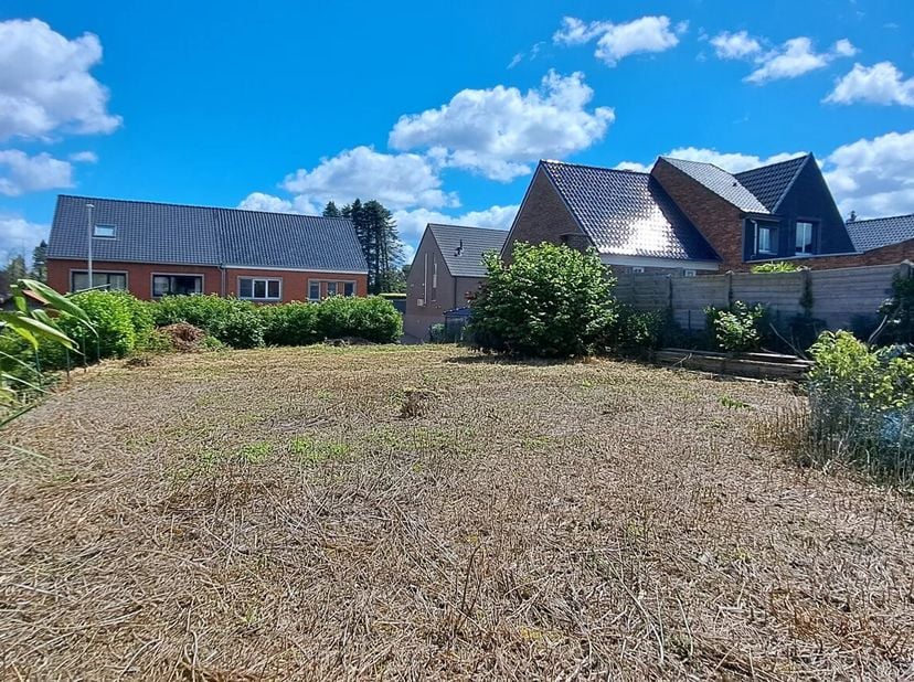 Ligging<br />
Deze bouwgrond is gelegen aan de Lochstraat 17A te Eigenbilzen, een deelgemeente van Bilzen  Hoeselt, op enkele minuten rijden van het c