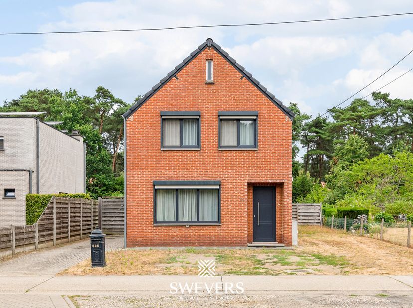 Voor meer info en foto’s, surf naar www.swevers.be – Op zoek naar een vrijstaande woning met een praktische indeling en een gunstige ligging? Deze ope