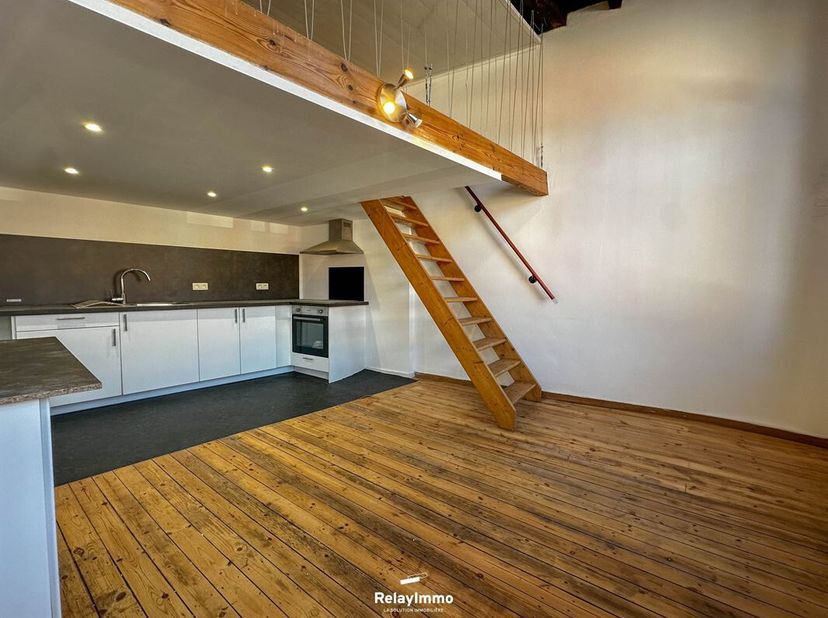 Schitterende flat met mezzanine slaapkamer van 38m² in het centrum van Doornik!<br />
Ruime woonkamer die uitgeeft op de keuken (oven, keramische kook