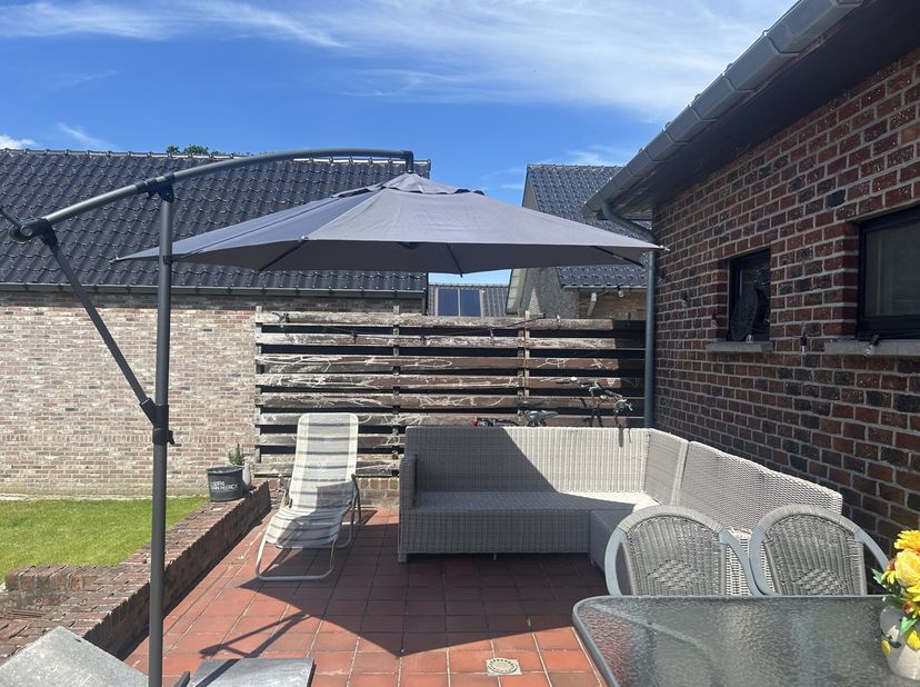 Deze charmante gelijkvloerse woning telt 2 slaapkamers en is gelegen in Kleine-Brogel.<br />
INDELING:<br />
Woning:<br />
- Inkomhal<br />
- Gastento