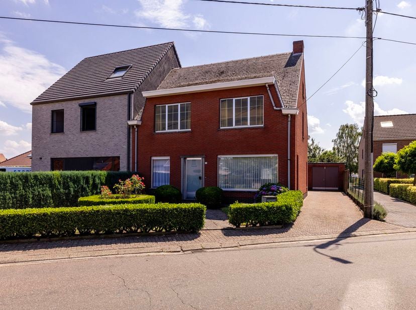 Ontdek deze te renoveren woning aan de Looiweg 23 in Rijkevorsel, rustig gelegen op een perceel van 362 m², op korte afstand van het centrum en alle d