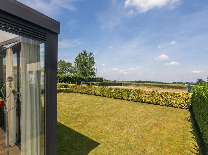 Ontdek op de rand van Avelgem met Zwevegem de bijna 200m² bewoonbare ruimte die deze woning te bieden heeft. Zowel voor- als achteraan kijk je uit op