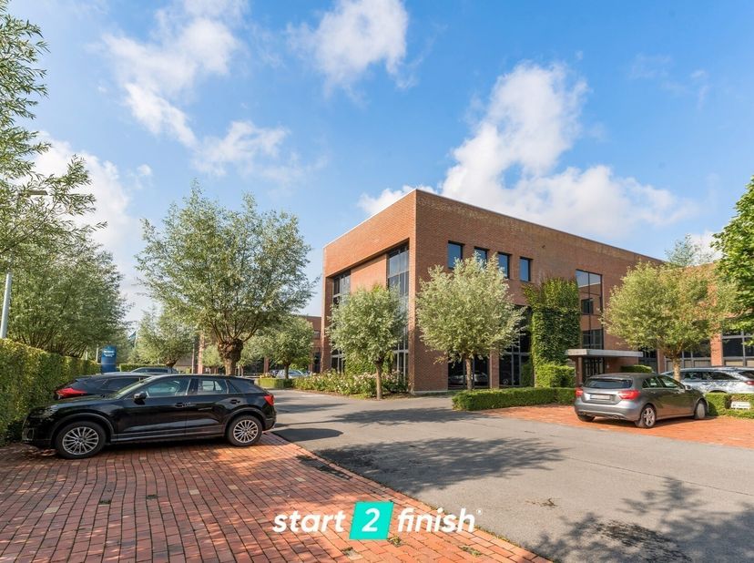 In het dynamische Clintonpark te Roeselare vindt u dit ruime en lichte kantoor van ca. 180 m², ideaal voor een bedrijf dat op zoek is naar een inspire