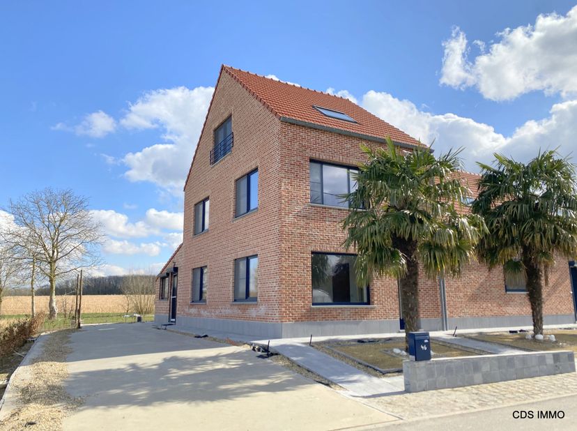 Beschikbaar vanaf 1/07.<br />
Wilt u na een drukke werkdag thuiskomen in een groene en serene woonplek, dan is deze woning ideaal! Gelegen in een rust