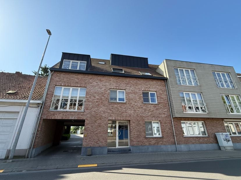 Dit instapklare en smaakvol afgewerkte appartement is uitstekend gelegen in het centrum van Lebbeke, met winkels, openbaar vervoer en alle dagelijkse