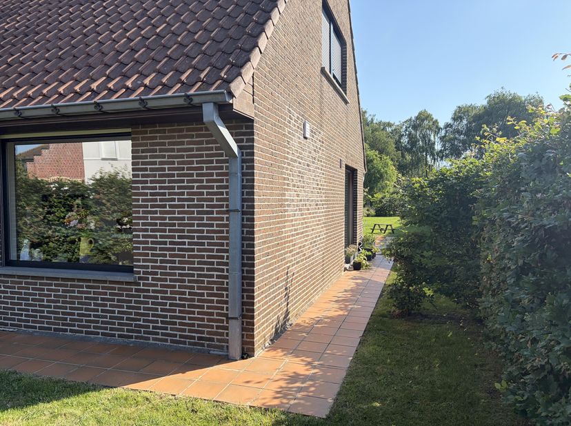 Deze alleenstaande woning combineert ruimte, licht en comfort op een boogscheut van winkels, scholen, ziekenhuis, de oprit van de A19, het centrum en