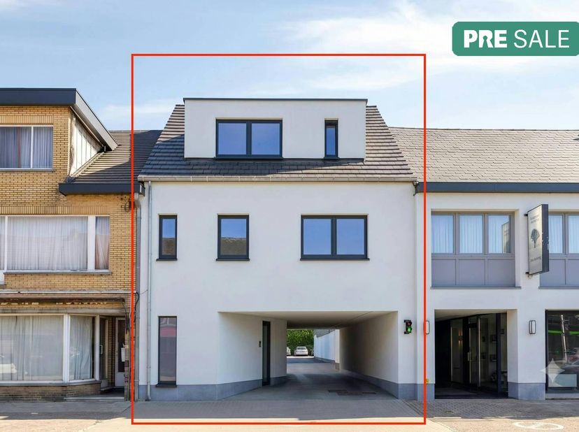 Bent u op zoek naar een ruim en energiezuinig nieuwbouwappartement in Zonhoven? Dit stijlvolle triplexappartement uit 2022 biedt met ca. 185 m² het co