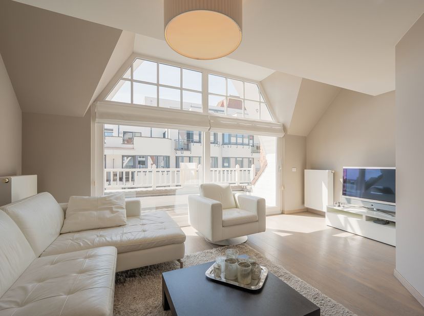 Zonnig en ruim duplex appartement met zuidgericht terras op wandelafstand van de winkels en het strand. Indeling: inkomhal met gastentoilet en vestiai