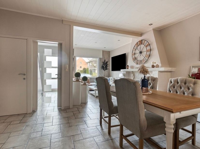 Gezellige instapklare starterswoning met oprit en tuintje te Baasrode bij Dendermonde | BIEDEN vanaf 319 000 euro. Deze eigendom is op enkele minuten
