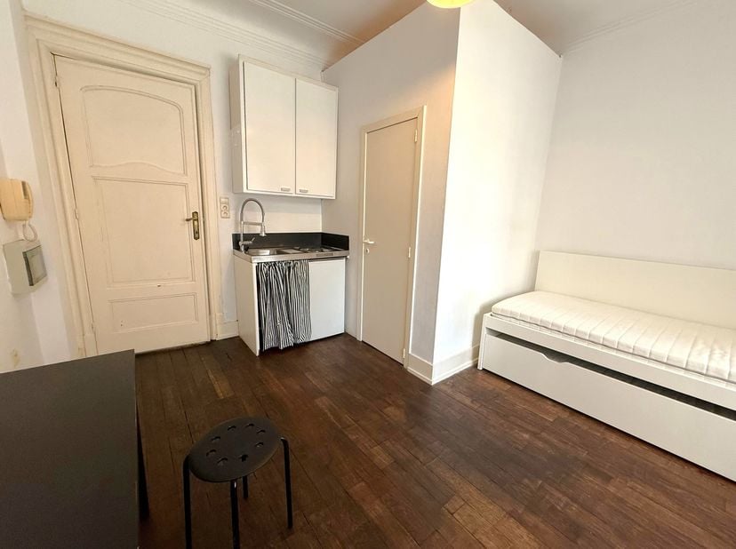 Voor een STUDENT. Dicht bij Châtelain en Place Stéphanie. Mooie, lichte studio in een karakteristiek gebouw. Woonkamer/slaaphoek in de woonkamer, inge