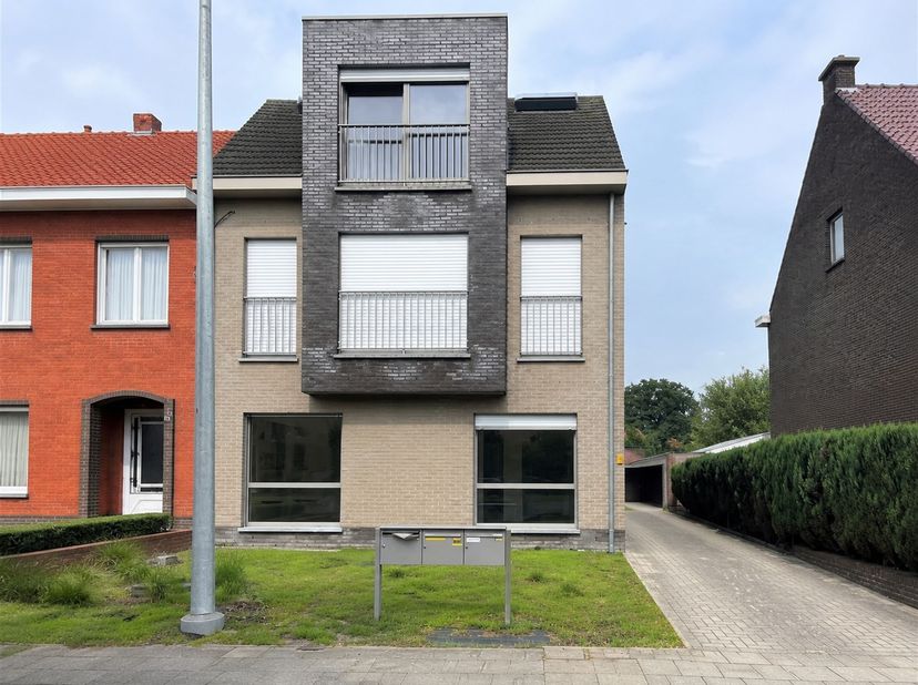 Recent gelijkvloers appartement met 2 slaapkamers, tuin en carport<br />
<br />
Indeling: Inkomhal, eet- en leefruimte, open keuken met aansluitend