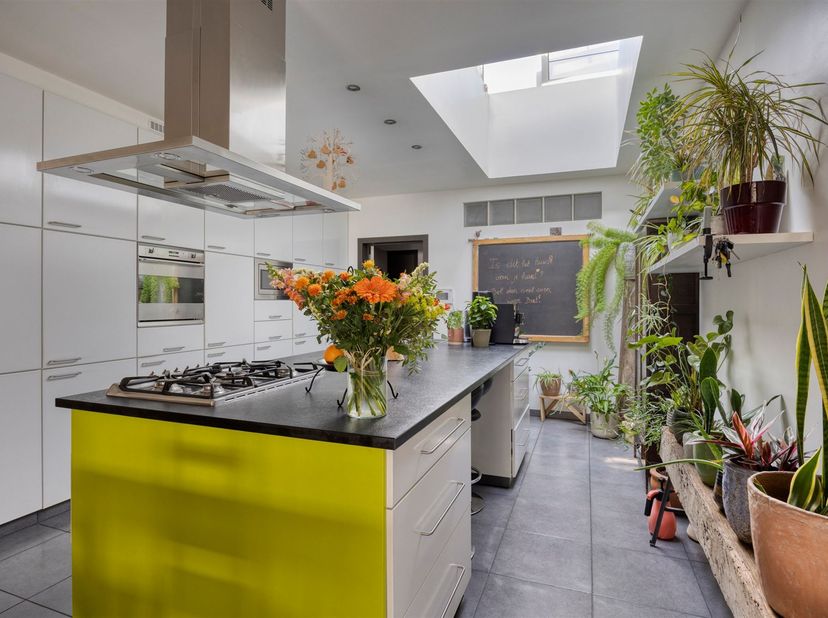 Derrière cette façade soignée se cache une maison familiale étonnamment spacieuse et lumineuse, où confort, qualité et fonctionnalité vont de pair. La