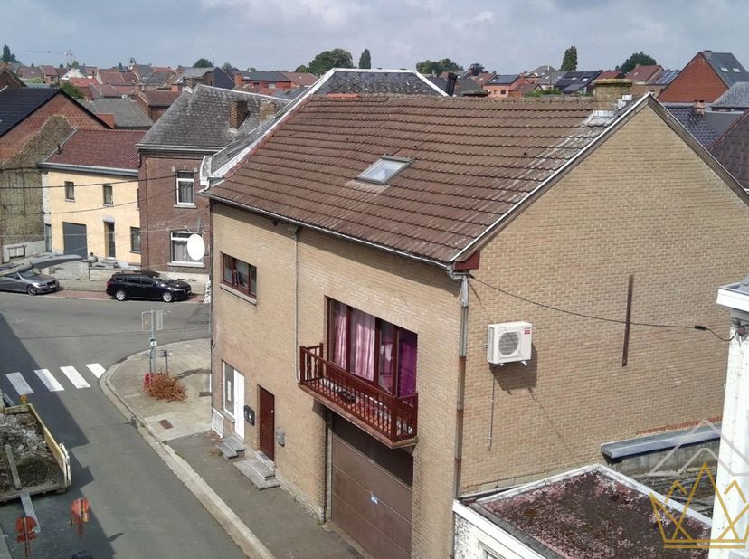 Crownimmo a le plaisir de vous présenter cette maison bel-étage d'une superficie totale de 175 m² d'après PEB. Située dans une rue au calme, à proximi
