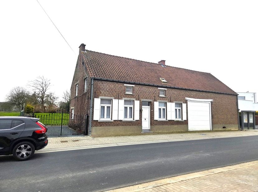 Cette habitation quatre façades de caractère, authentique ferme du XIXᵉ siècle, est idéalement située au cœur de la région de la Dendre, sur un terrai