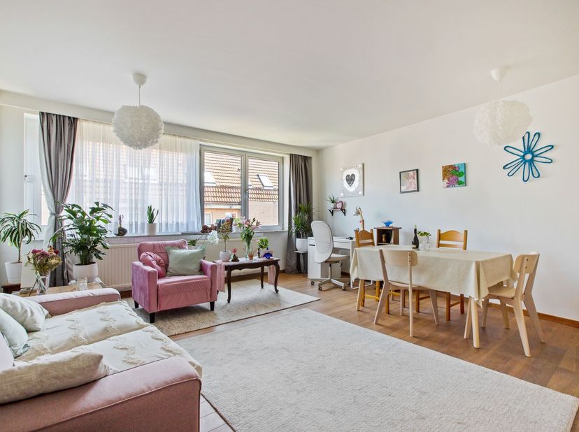 Dit appartement op de vierde verdieping is uitstekend gelegen aan de Brusselstraat 61, in het hart van Leuven. Winkels, scholen, openbaar vervoer en d