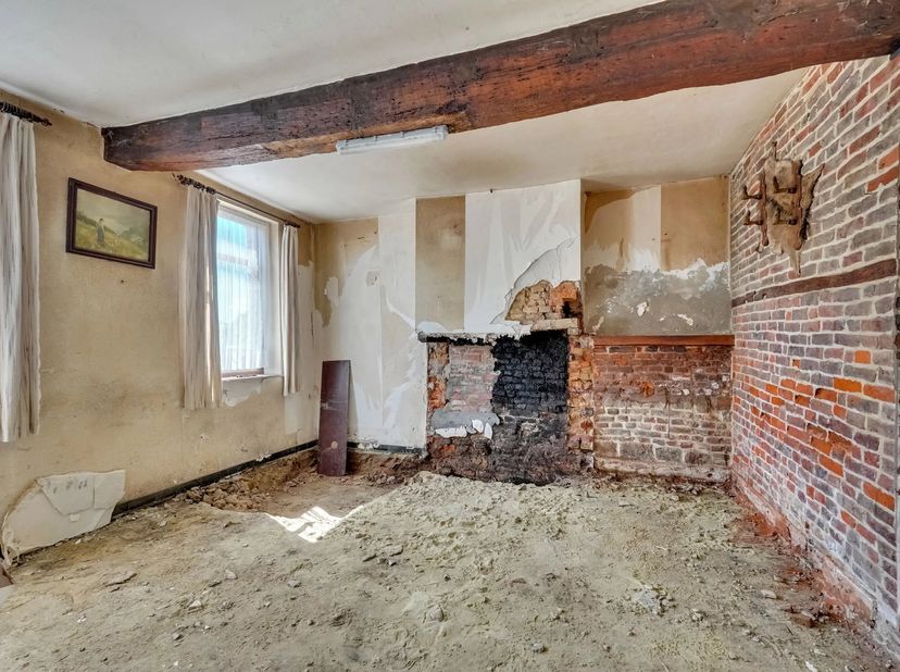 Deze woning ligt langs het water van de Kleine Gete in Zoutleeuw, quasi in het centrum van de stad. De woning werd gebouwd in de tweede helft van de 1