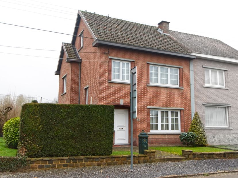 Instapklare halfopen gezinswoning met 3 slaapkamers, ruime veranda en bijgebouw met potentieel en garagebox.<br />
Deze verzorgde woning biedt verrass