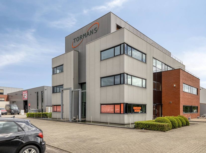 Op de eerste verdieping van een verzorgd kantoorgebouw aan de Liesdonk in Geel bevindt zich deze instapklare kantoorruimte van ca. 170,77 m².<br />
<b