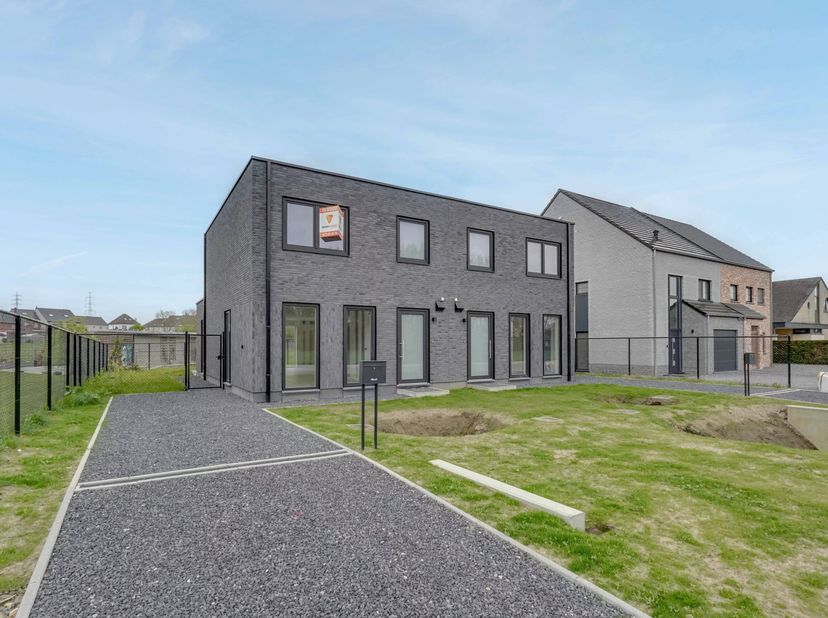 In een rustige buurt, nabij het centrum van Munsterbilzen, bevindt zich deze ruime en instapklare BEN-woning met een praktische indeling.<br />
De ope
