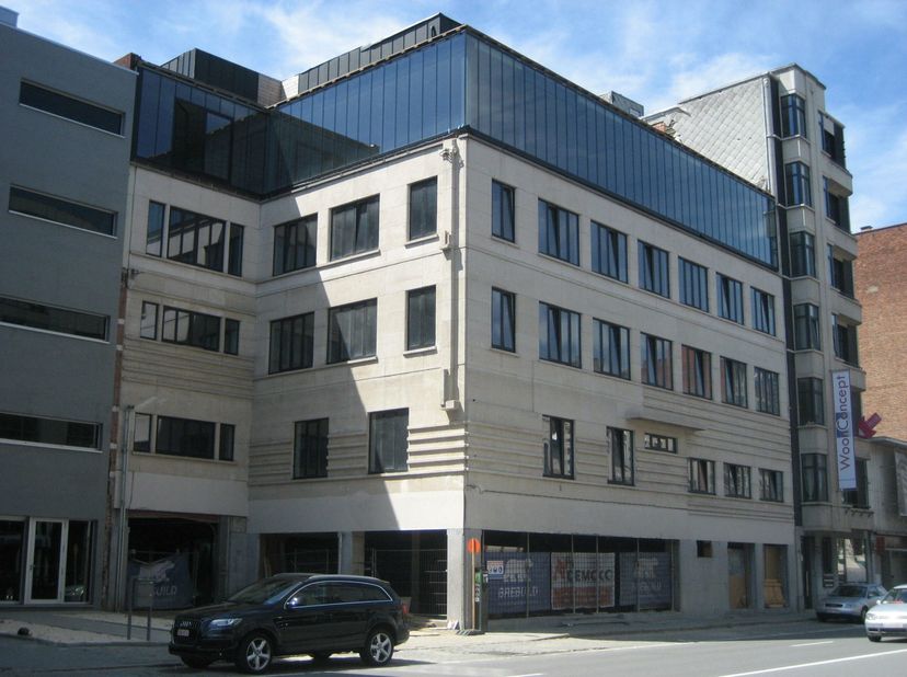 “High-end” kantoor gelegen tussen Antwerpen-Centrum en Antwerpen-Berchem, dicht bij de op- en afrit van de E37.<br />
600 m2<br />
<br />
- Inkomhal m