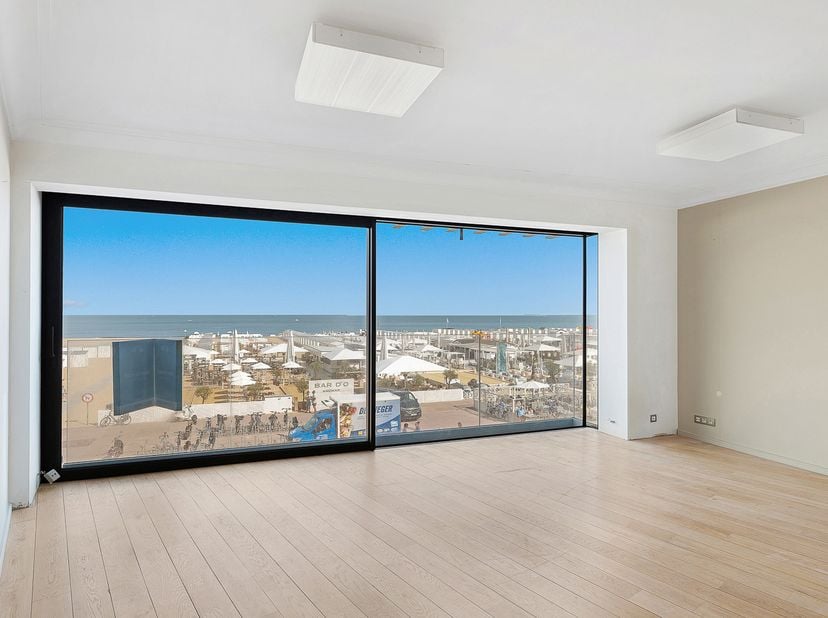 Ongemeubeld 2 slaapkamer appartement met zeezicht nabij het Rubensplein.<br />
Inkom met vestiaire gastentoilet en berging. Brede woonkamer met pracht