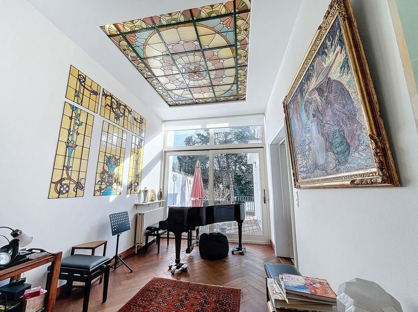 Entre Botanique et Madou, dans une rue calme à sens unique, superbe maison de Maître de ± 404m² bruts avec grand jardin de ± 110m². Composition : RDC