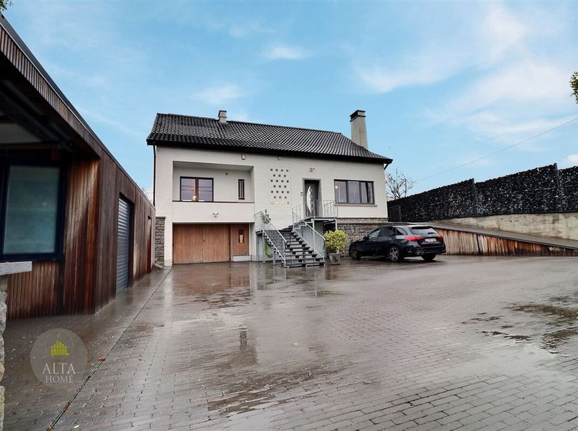 FAIRE OFFRE A PARTIR DE 690.000 - Superbe villa 4 façades avec piscine, grand jardin, garage et nombreux parkings entièrement rénovée en 2020<br />
Vo