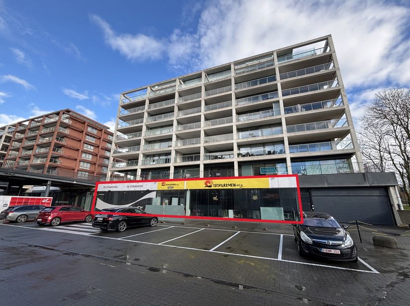 Surface commerciale au rez-de-chaussée d’env. 760 m² à louer dans le complexe commercial SeaRena à Ostende.<br />
Le site accueille Basic-Fit, Delhaiz