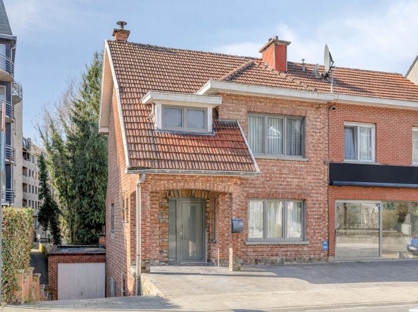 Deze instapklare halfopen woning in Kessel-Lo werd in 2020 volledig gerenoveerd en combineert drie slaapkamers, een garage en veel extra ruimte met ee