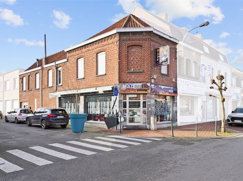 Immeuble mixte situé en centre-ville comprenant un rez-de-chaussée commercial d'env. 85m² avec cuisine, bar et WC et 2 étages d'une surface totale d'e