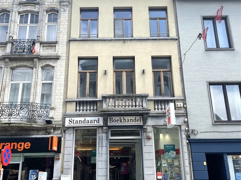 Handels gelijkvloers te huur op TOP locatie in het centrum van Lier<br />
<br />
<br />
Beschrijving:<br />
Deze ruime handelsruimte van ca. 240 m