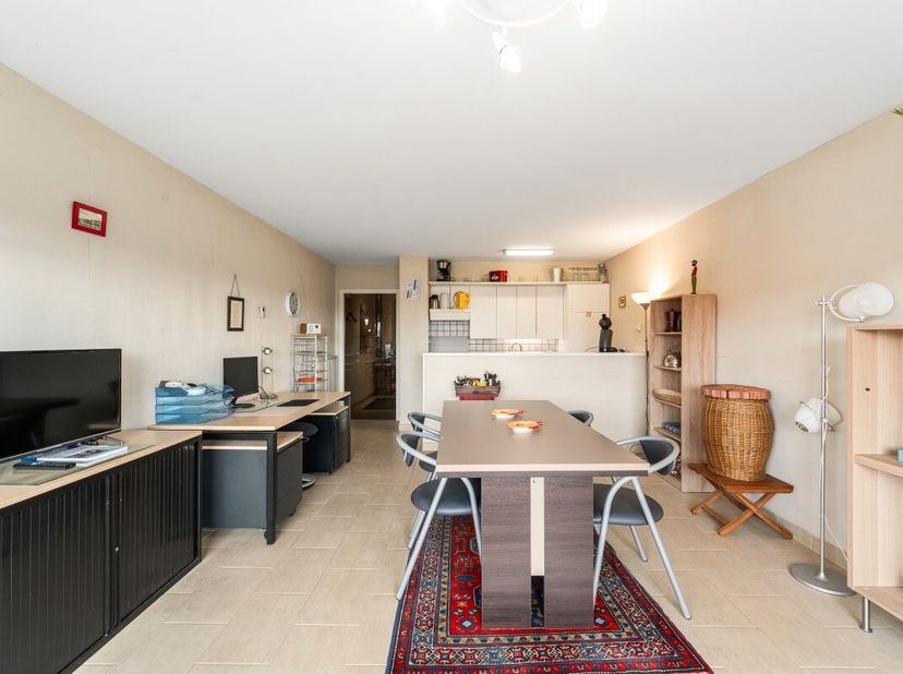 Droom je van een appartement op amper enkele stappen van het strand? Dan is dit lichtrijke appartement van 56 m², gelegen vlak achter de dijk van Heis