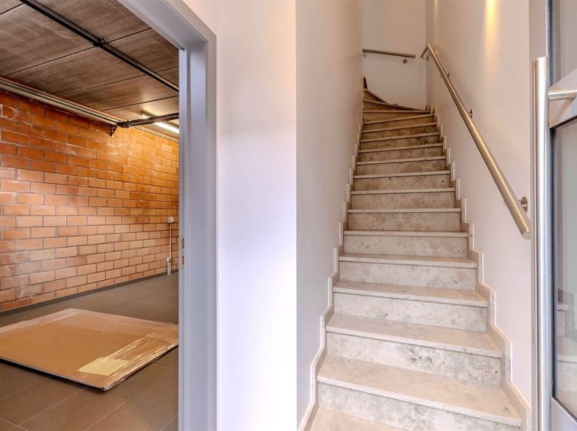 Recente woning met 2 slaapkamers en ruime garage vlakbij het centrum van Berlaar-Heikant. Ideaal als opslagplaats/werkatelier voor zelfstandigen omwil
