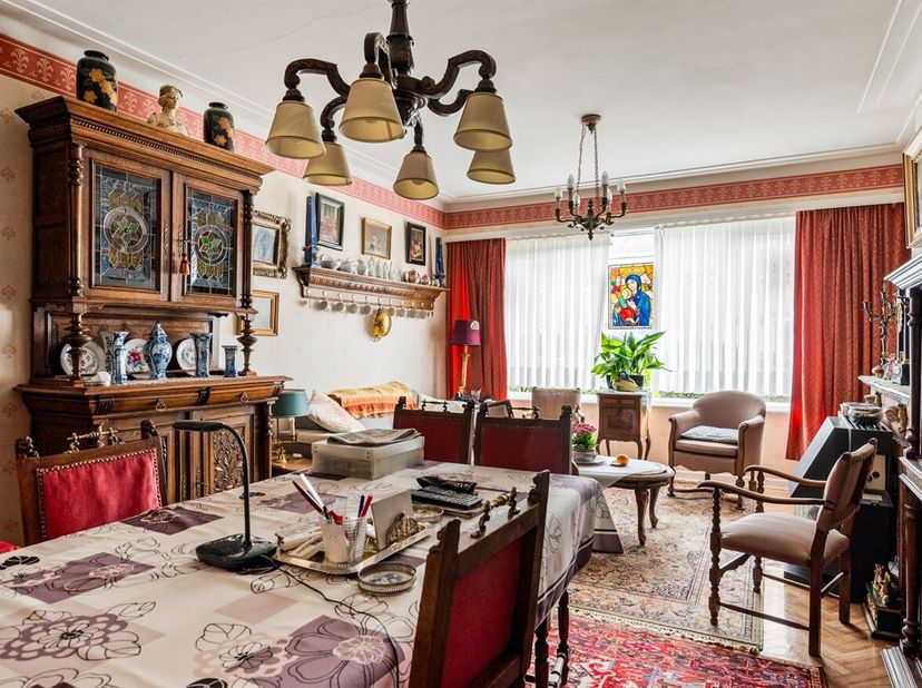 In de rustige Maria de Heeltstraat vindt u dit  gelijkvloerse appartement, gelegen in een kleinschalig gebouw zonder syndicus. Deze woning biedt de pe